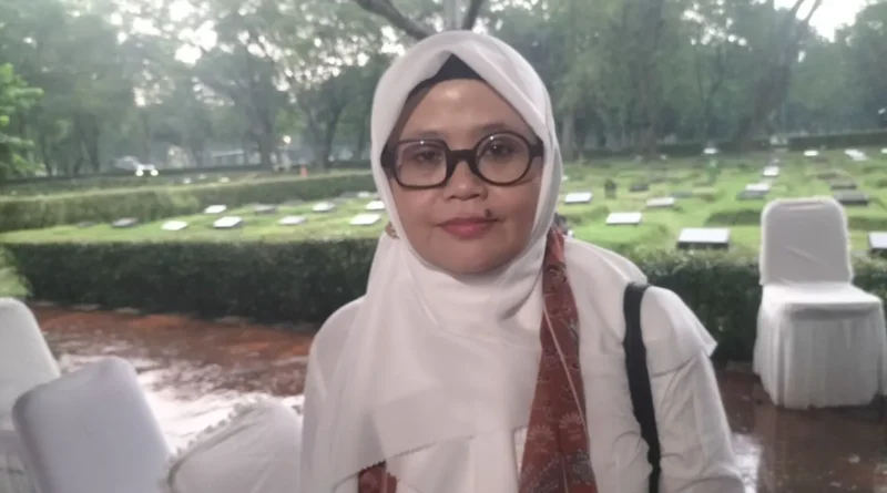 Ketua Subkomisi Pengembangan Sistem Pemulihan Komnas Perempuan Yuni Asriyanti saat ditemui di sela sela kegiatan Napak Reformasi di TPU Pondok Rangon, Jakarta Timur, Sabtu (17/5/2025).